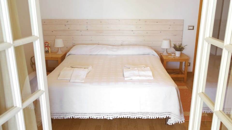 Classic Double Room, Private Bathroom (External) | Desk, cribs/infant beds, rollaway beds, free WiFi
