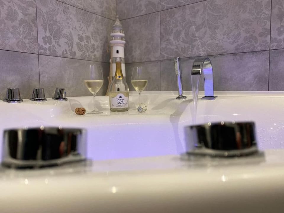 Romantic Suite | Minibar, in-room safe, desk, blackout drapes