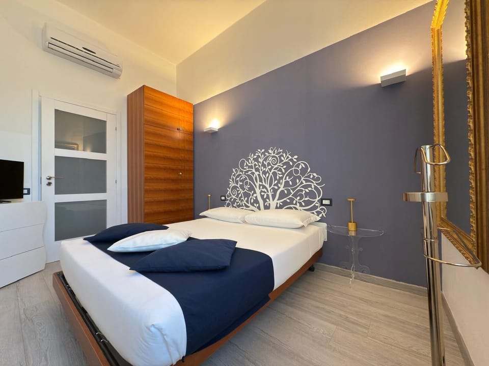 Smart Apartment | Minibar, in-room safe, desk, blackout drapes