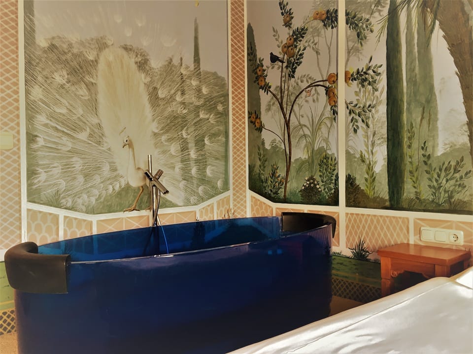 Standard Suite | Deep soaking bathtub