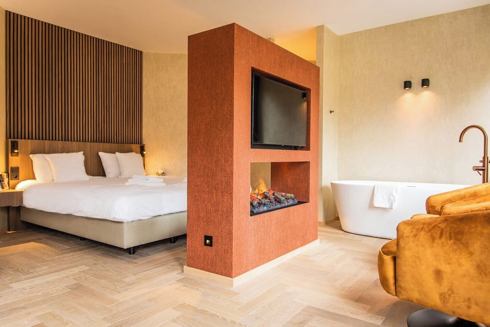 Junior Suite | Minibar, in-room safe, blackout drapes, cribs/infant beds