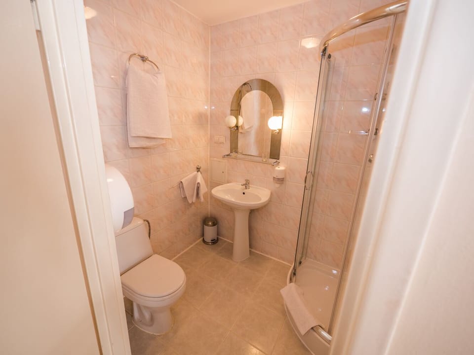 Standard Single Room, City View | Bathroom | Shower, hair dryer, towels