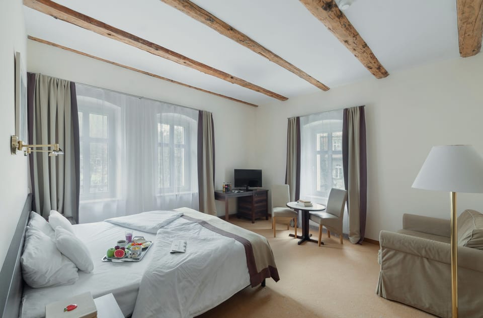 Studio | Premium bedding, desk, free cribs/infant beds, rollaway beds