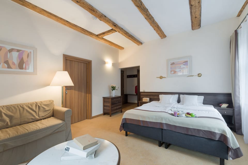 Studio | Premium bedding, desk, free cribs/infant beds, rollaway beds
