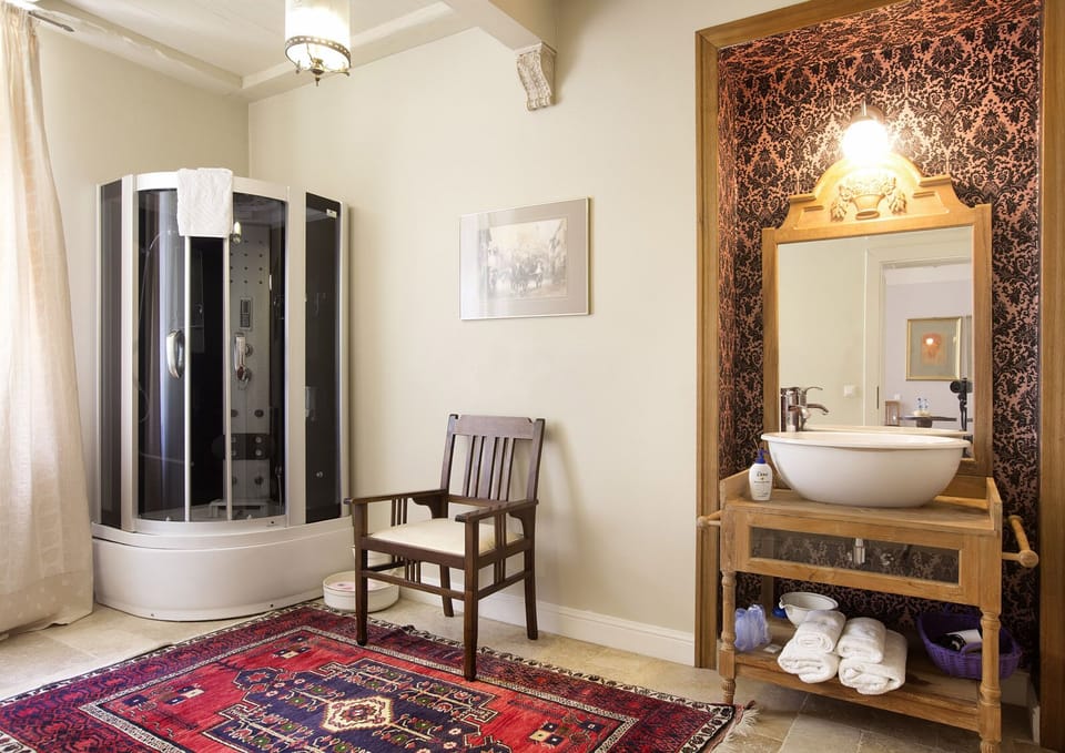 Apartment | Bathroom | Shower, free toiletries, hair dryer, bathrobes