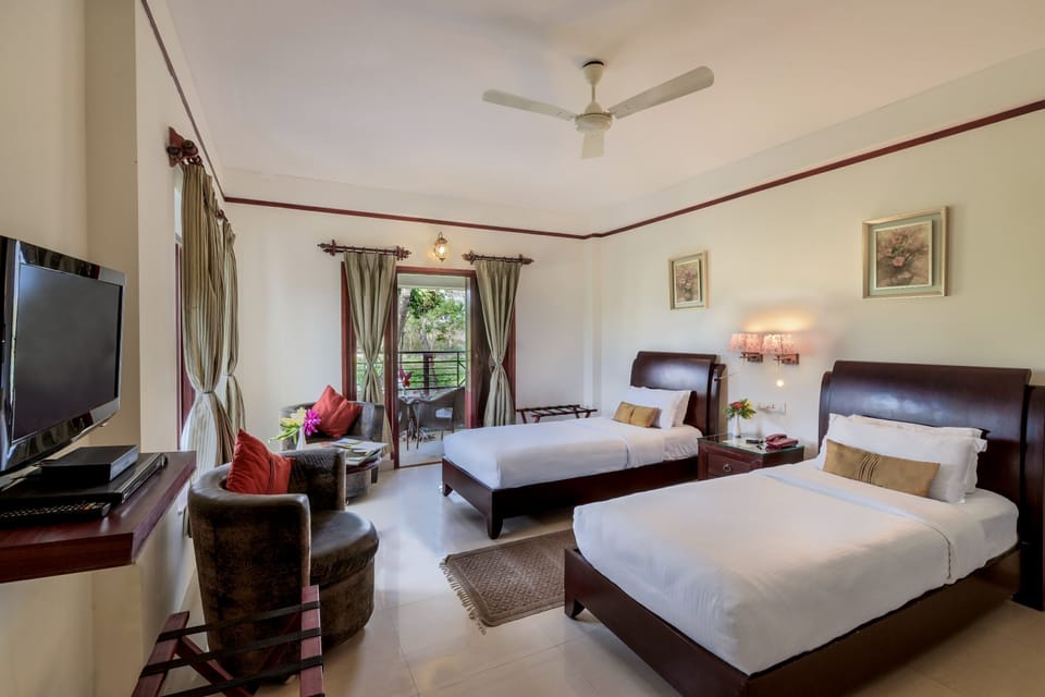 Premium Twin Room | Desk, laptop workspace, rollaway beds, bed sheets