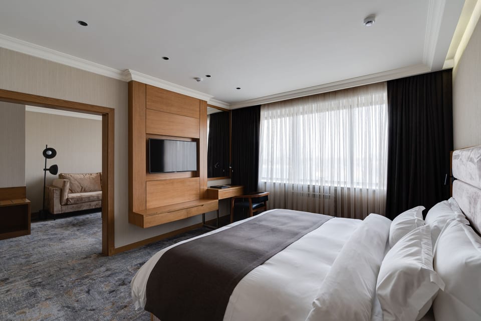 Luxury Room | In-room safe, desk, laptop workspace, blackout drapes