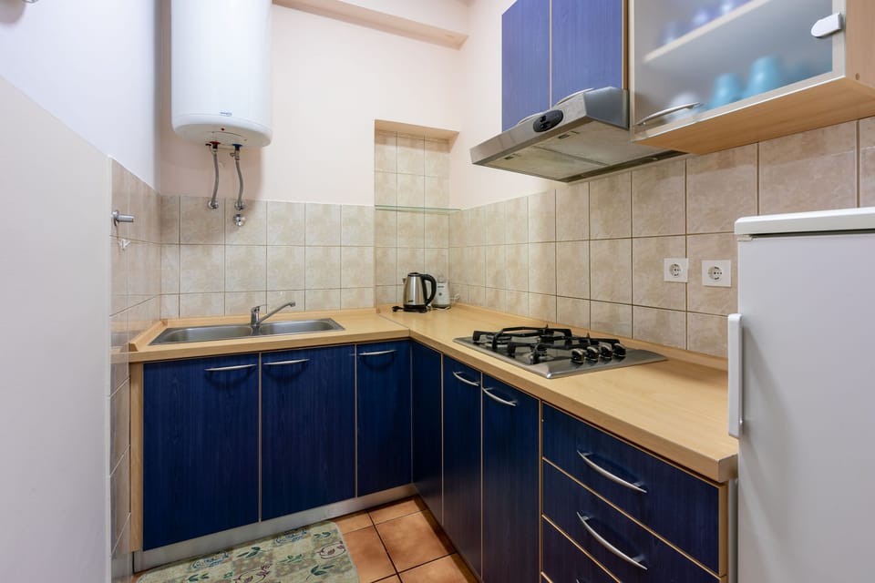 Private kitchen | Fridge, oven, stovetop, espresso maker