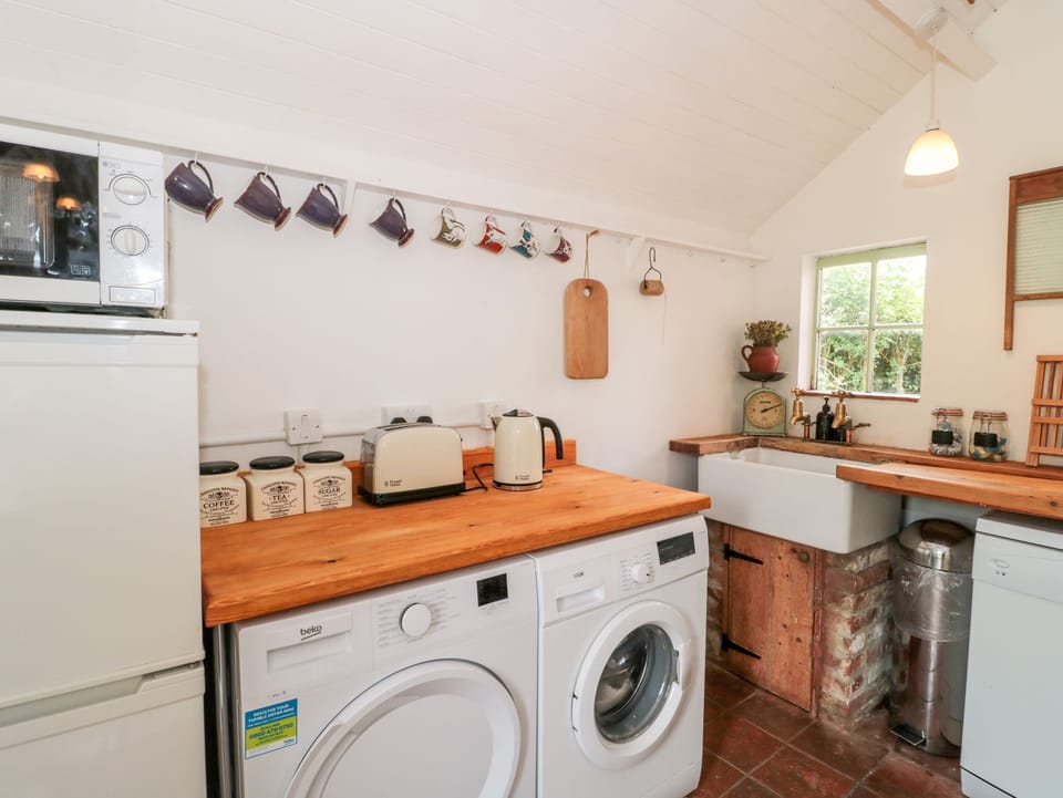 Cottage | Private kitchen | Fridge, microwave, dishwasher, electric kettle