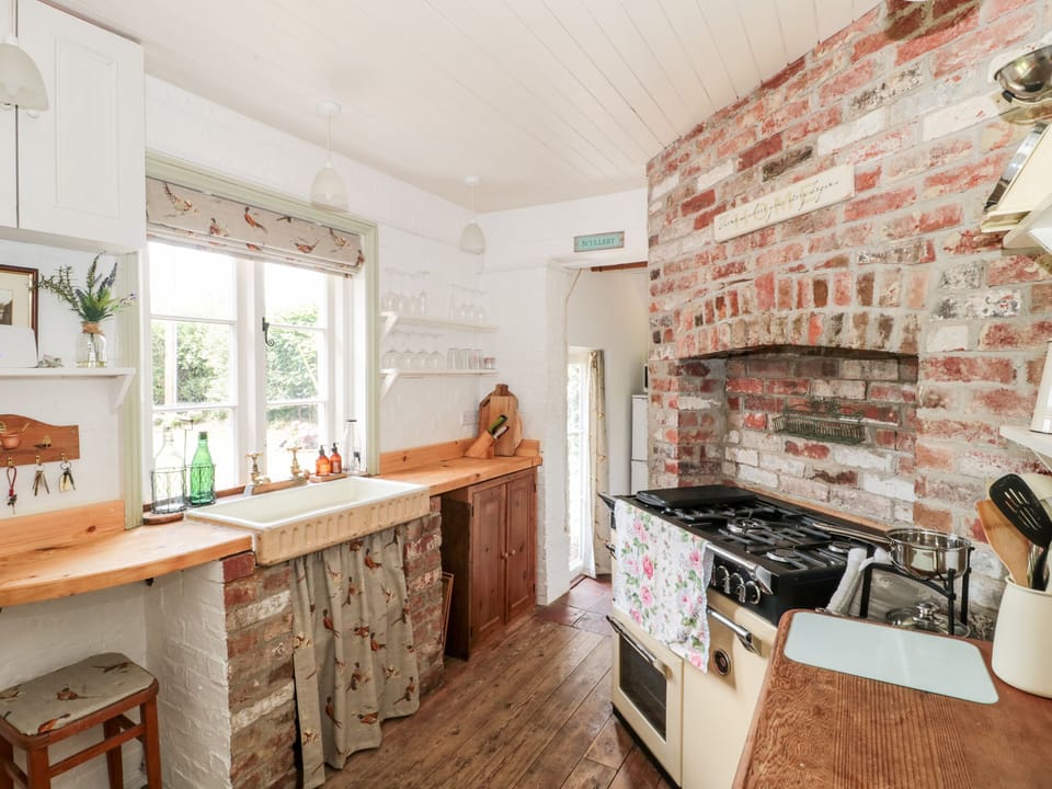 Cottage | Private kitchen | Fridge, microwave, dishwasher, electric kettle