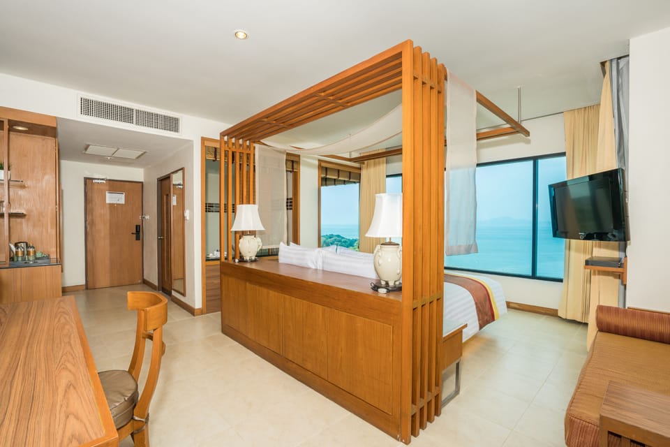 Ocean Front Suite Seaview | In-room safe, desk, blackout drapes, bed sheets