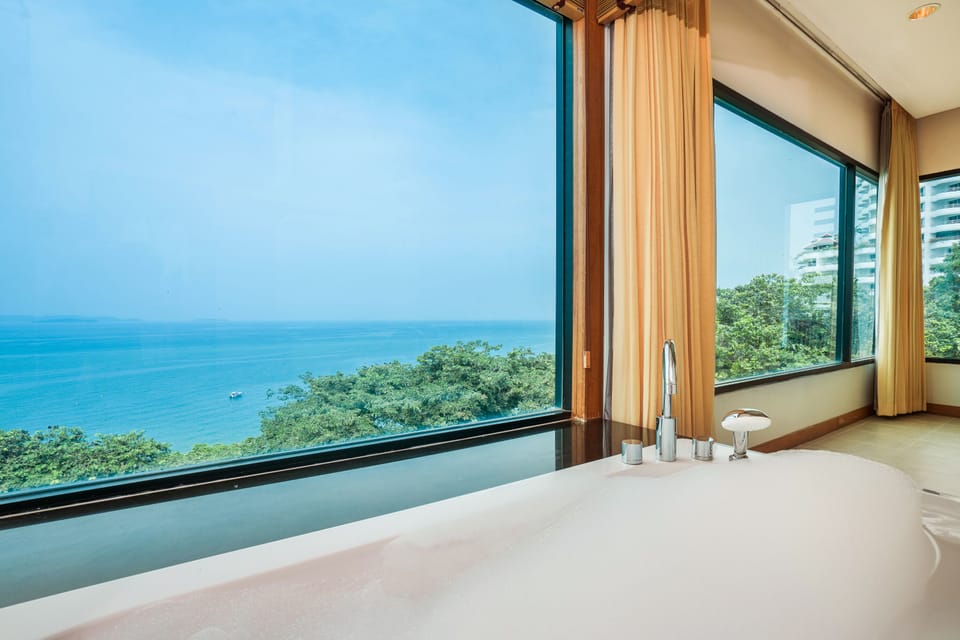 Ocean Front Suite Seaview | Deep soaking bathtub