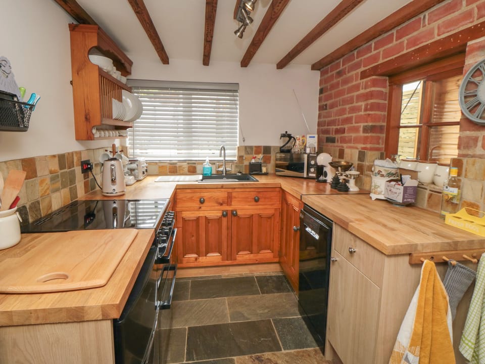 Cottage | Private kitchen | Fridge, microwave, dishwasher, electric kettle