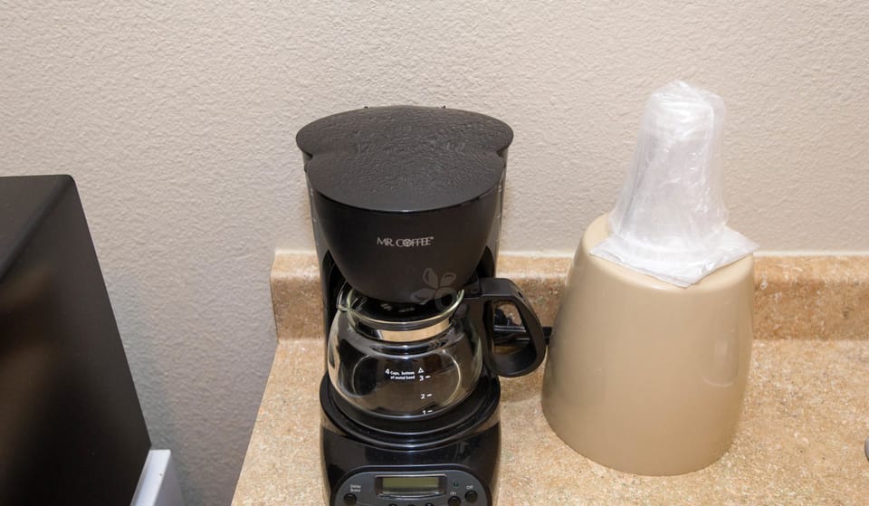 Deluxe Room, 1 King Bed, Jetted Tub (First Floor) | Coffee and/or coffee maker