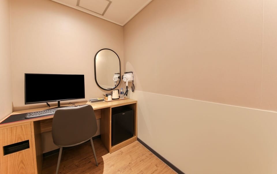 Business | Premium bedding, down comforters, WiFi (free), bed sheets