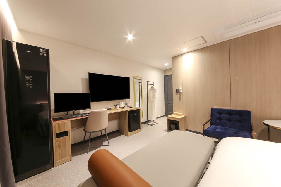 Suite | Premium bedding, down comforters, WiFi (free), bed sheets