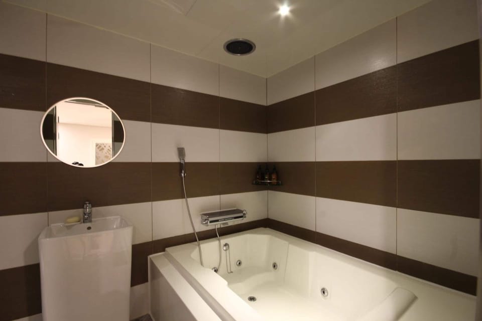 Separate tub and shower, free toiletries, hair dryer, bathrobes