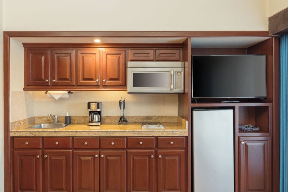 Studio 2 Queens- NO MEALS ROOM ONLY | 1 bedroom, in-room safe, laptop workspace, iron/ironing board