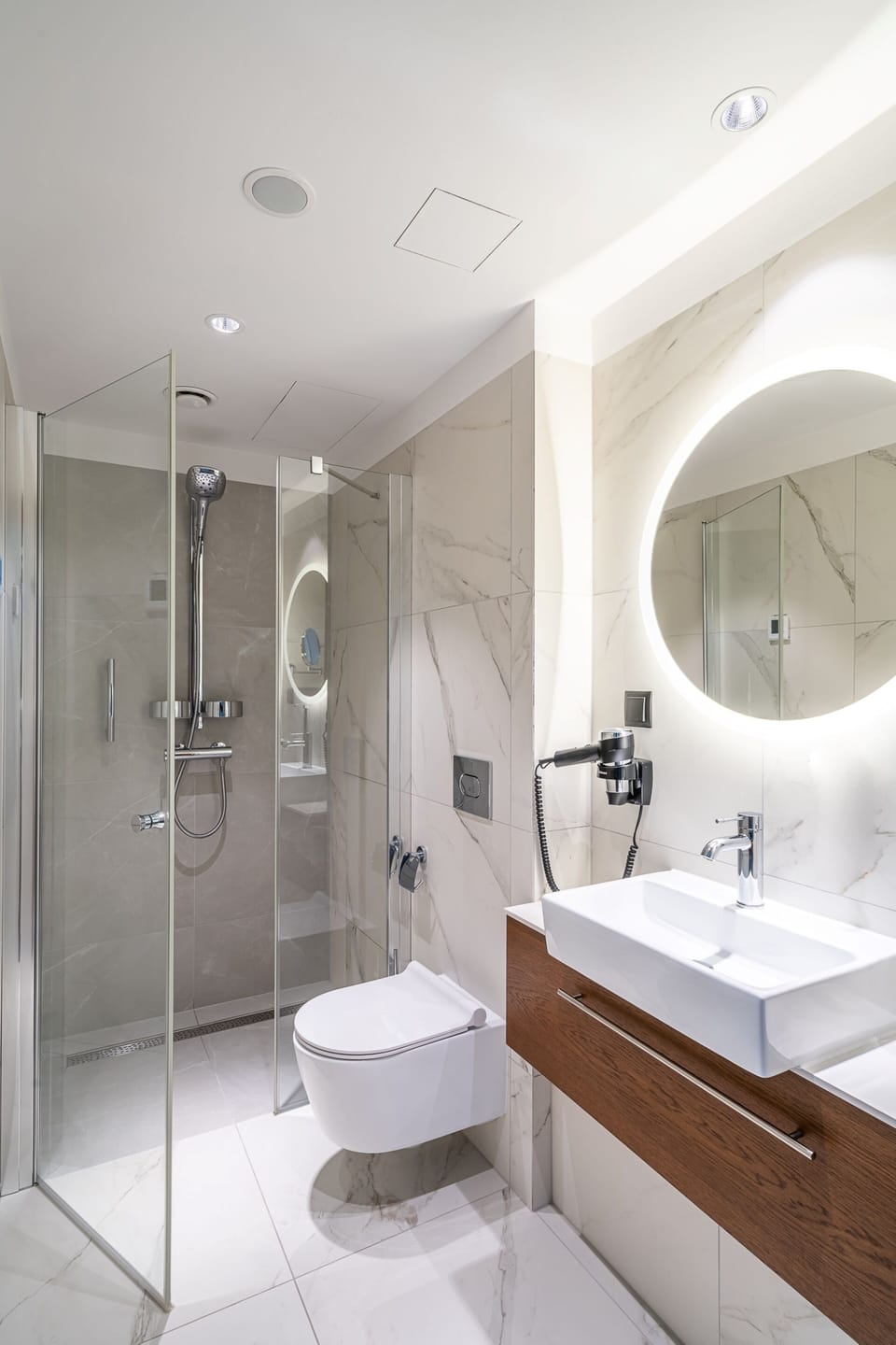 Classic Room | Bathroom | Shower, free toiletries, hair dryer, towels
