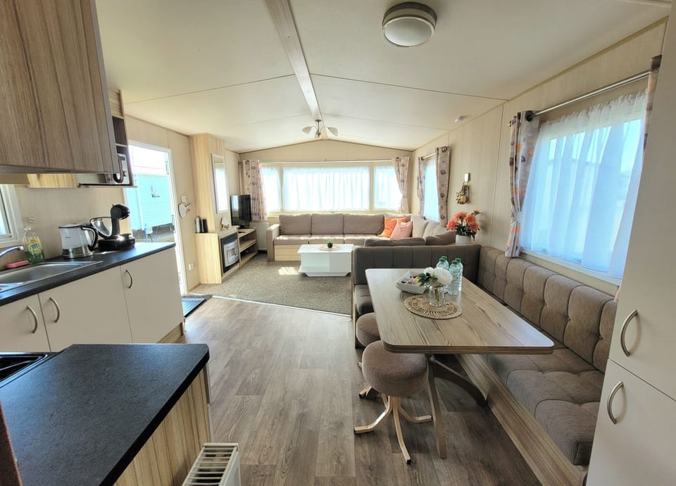 Cabin | Living area | 30-inch TV with digital channels, fireplace