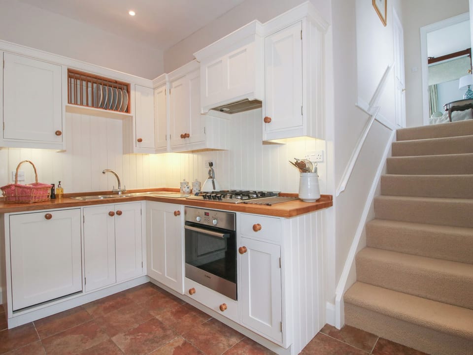 Cottage | Private kitchen | Fridge, microwave, dishwasher, electric kettle