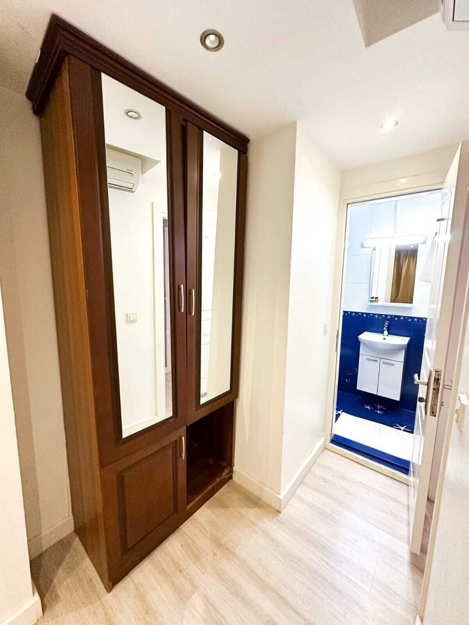 Economy Room | Minibar, in-room safe, desk, blackout drapes
