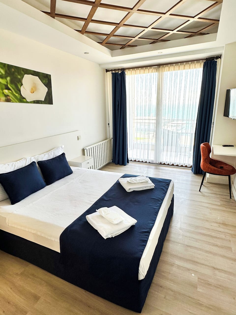 Deluxe Room, Sea View | Minibar, in-room safe, desk, blackout drapes