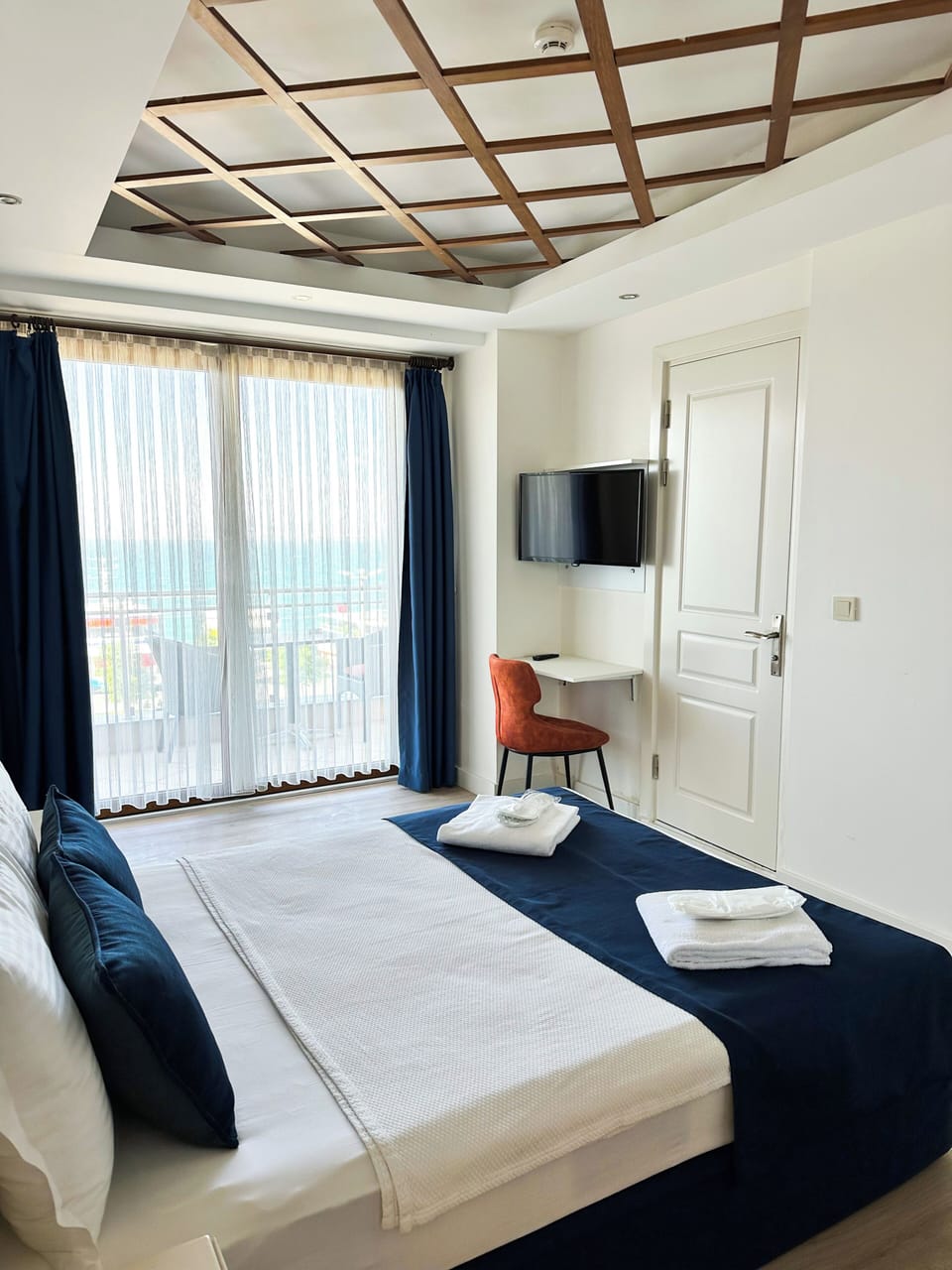 Deluxe Room, Sea View | Minibar, in-room safe, desk, blackout drapes