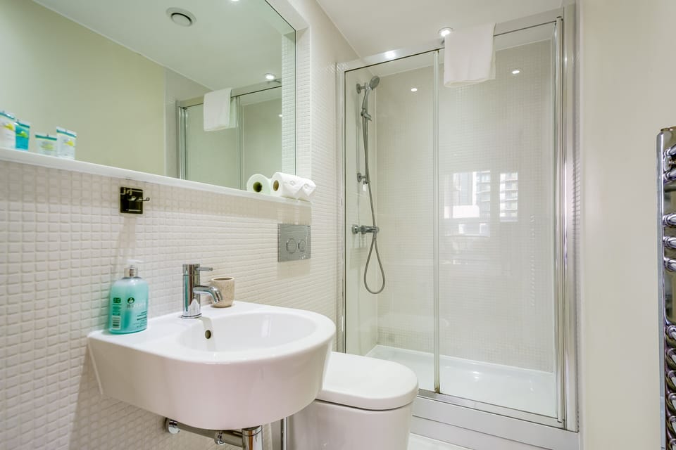 Two Bedroom Apartment in Canary Wharf Apartment in London