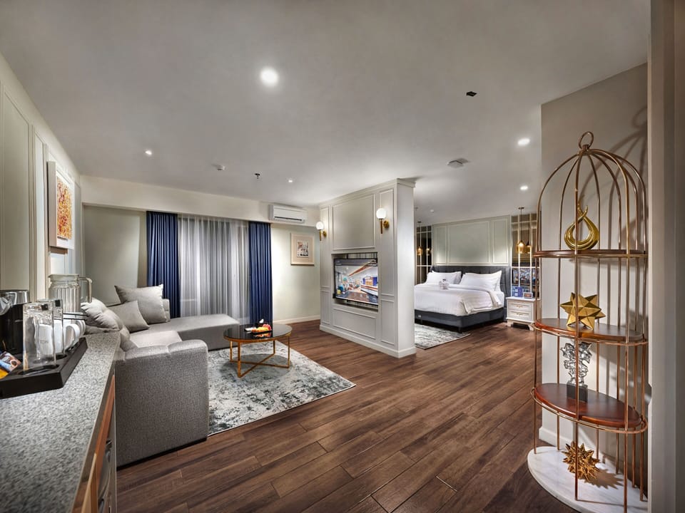 Suite (ASTON) | Minibar, in-room safe, desk, laptop workspace