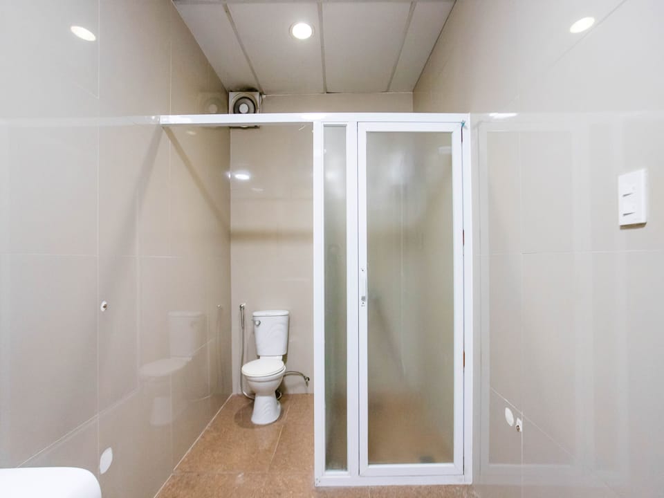 Family Studio Suite | Bathroom | Shower, rainfall showerhead, towels