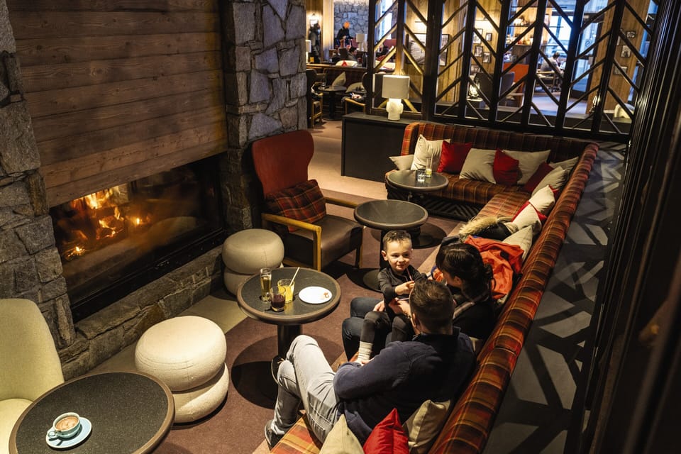 Lobby lounge