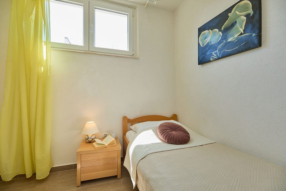 City Apartment (2 Bedrooms) | 2 bedrooms, iron/ironing board, travel crib, WiFi (free)