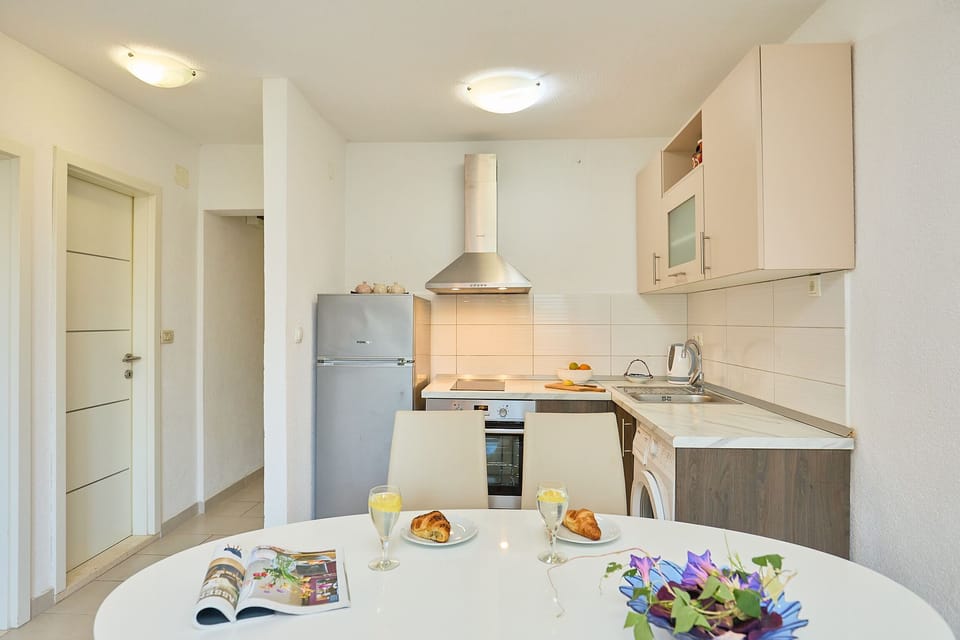 City Apartment (2 Bedrooms) | In-room dining