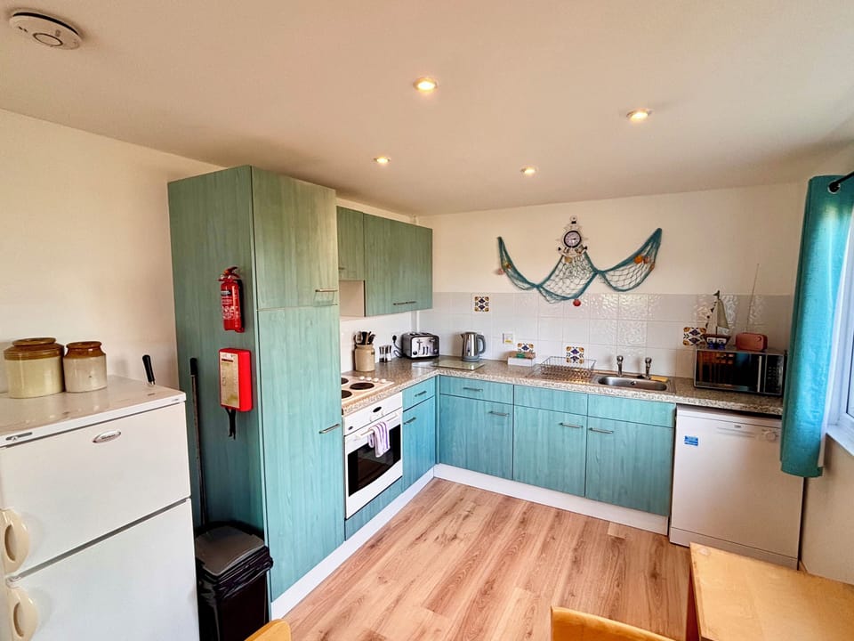 Cottage | Private kitchen | Fridge, microwave, dishwasher, cookware/dishes/utensils