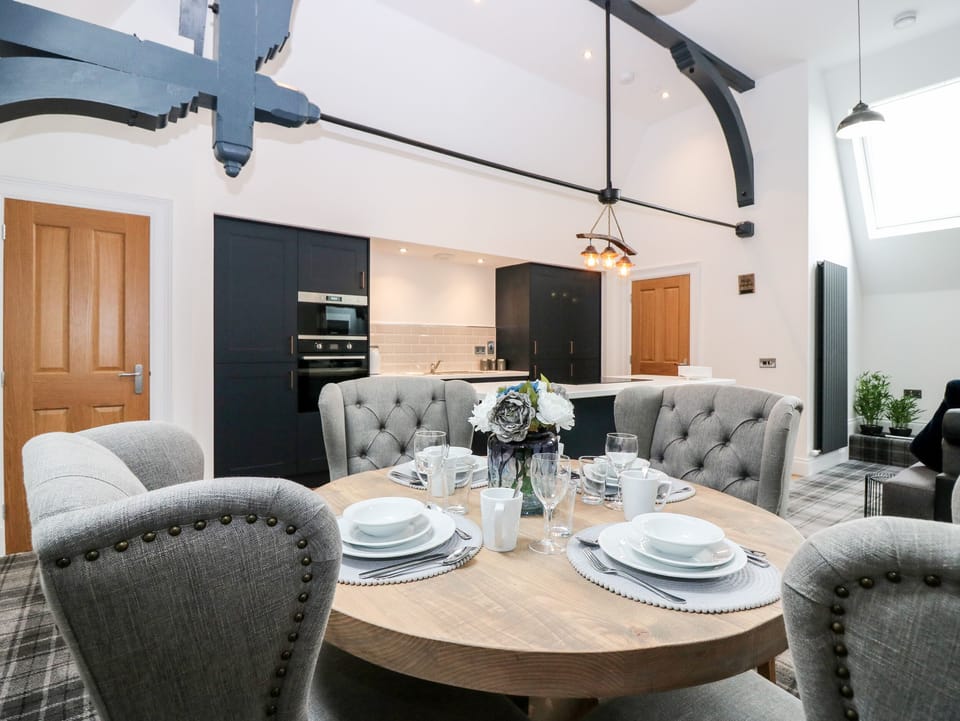 Cottage | Dining
