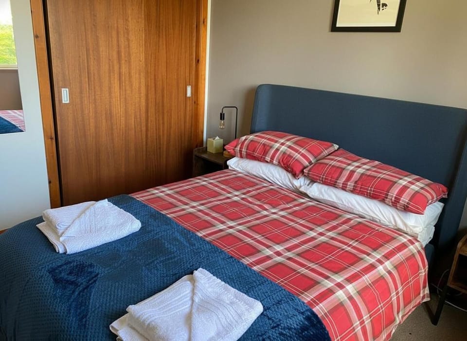 2 Bedroom Sleep 4 House - Private Garden House in Portree