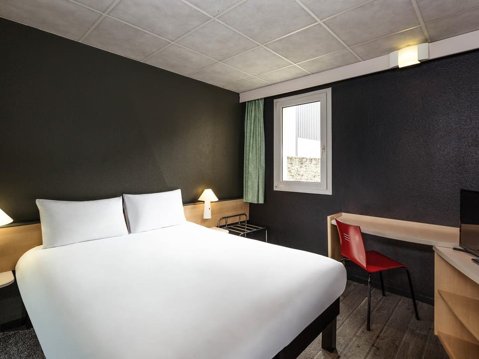 Standard Room, 1 Double Bed | Premium bedding, pillowtop beds, desk, blackout drapes