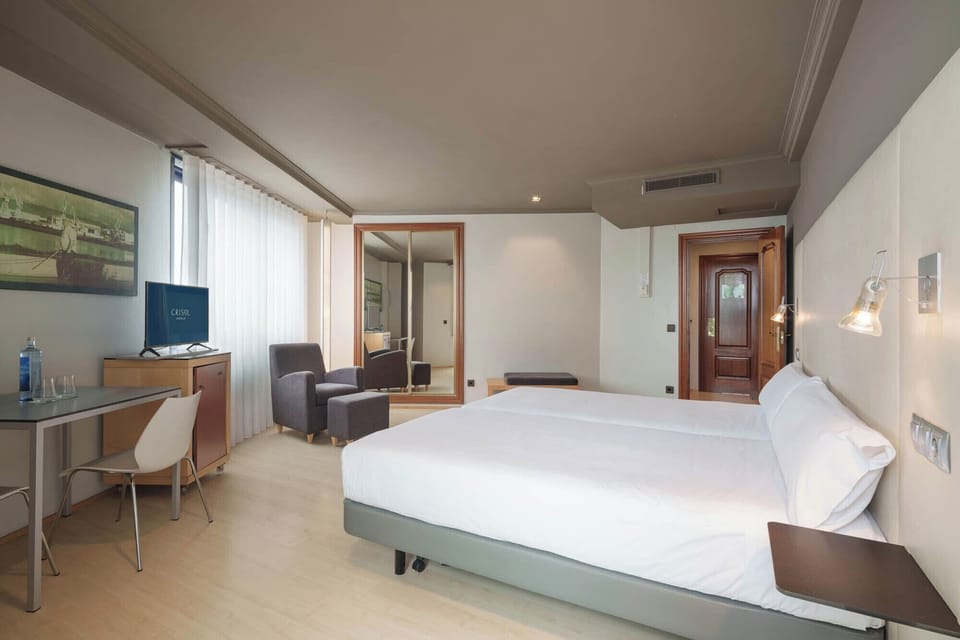 In-room safe, desk, laptop workspace, soundproofing