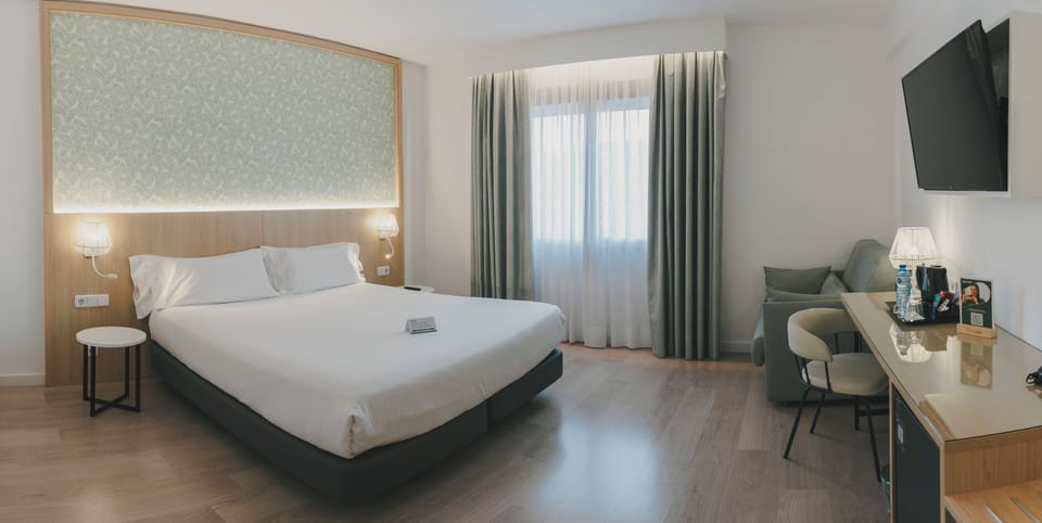 Double Room (King Size) | Minibar, in-room safe, desk, soundproofing