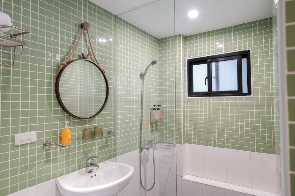 Standard Double Room | Bathroom | Shower, rainfall showerhead, free toiletries, hair dryer