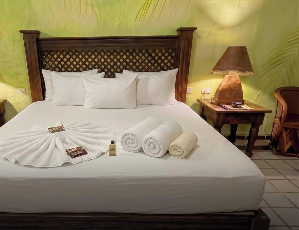 Suite, Superior Room, 1 King Size Bed, 1 to 2 people (Maximum 2 people) | Desk, bed sheets