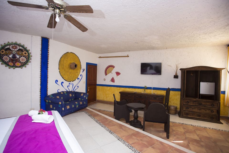 Suite, Superior Room, 1 King Size Bed, 1 to 2 people (Maximum 2 people) | Desk, bed sheets