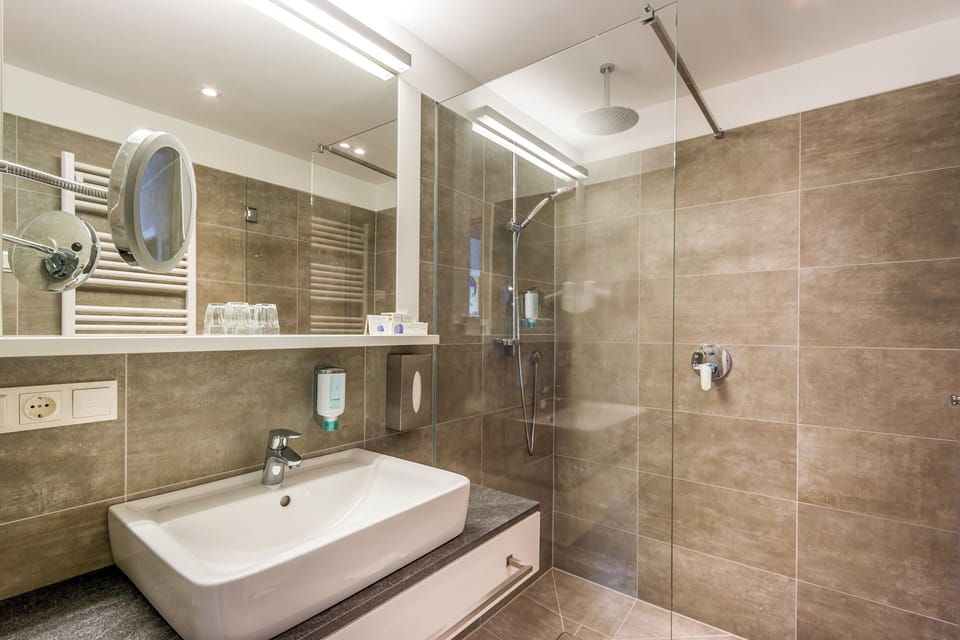 Comfort Double Room | Bathroom | Shower, eco-friendly toiletries, hair dryer, towels