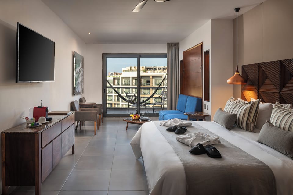 Junior Suite Platinum | Down comforters, free minibar, in-room safe, iron/ironing board