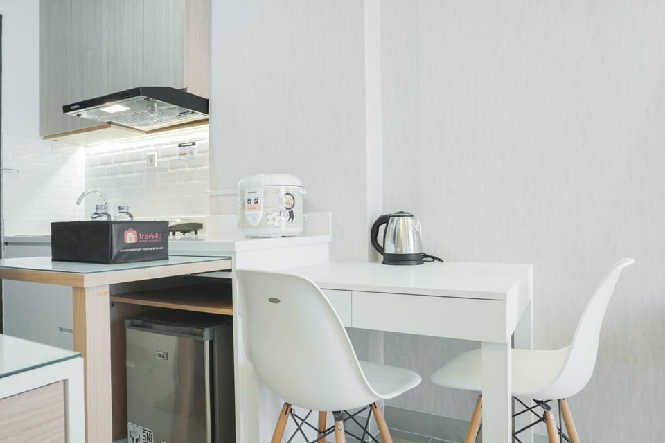 Fridge, stovetop, dishwasher, cookware/dishes/utensils