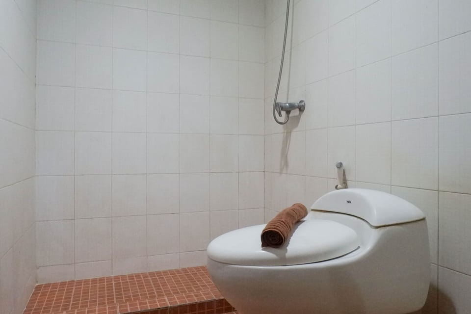 Room | Bathroom | Shower, free toiletries, towels