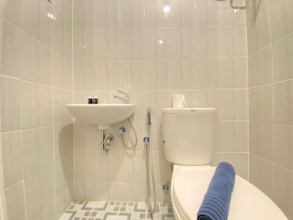 Room | Bathroom | Shower, free toiletries, towels