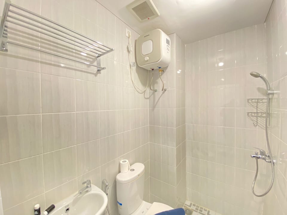 Room | Bathroom | Shower, free toiletries, towels