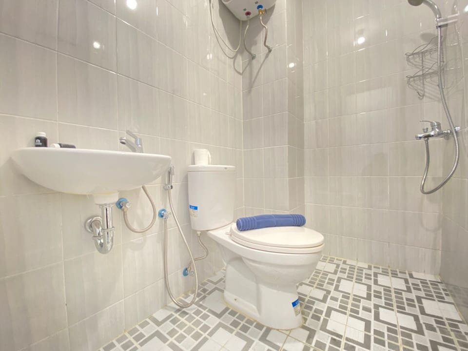 Room | Bathroom | Shower, free toiletries, towels